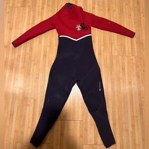 Almost brand new Rip Curl 4/3 wetsuit